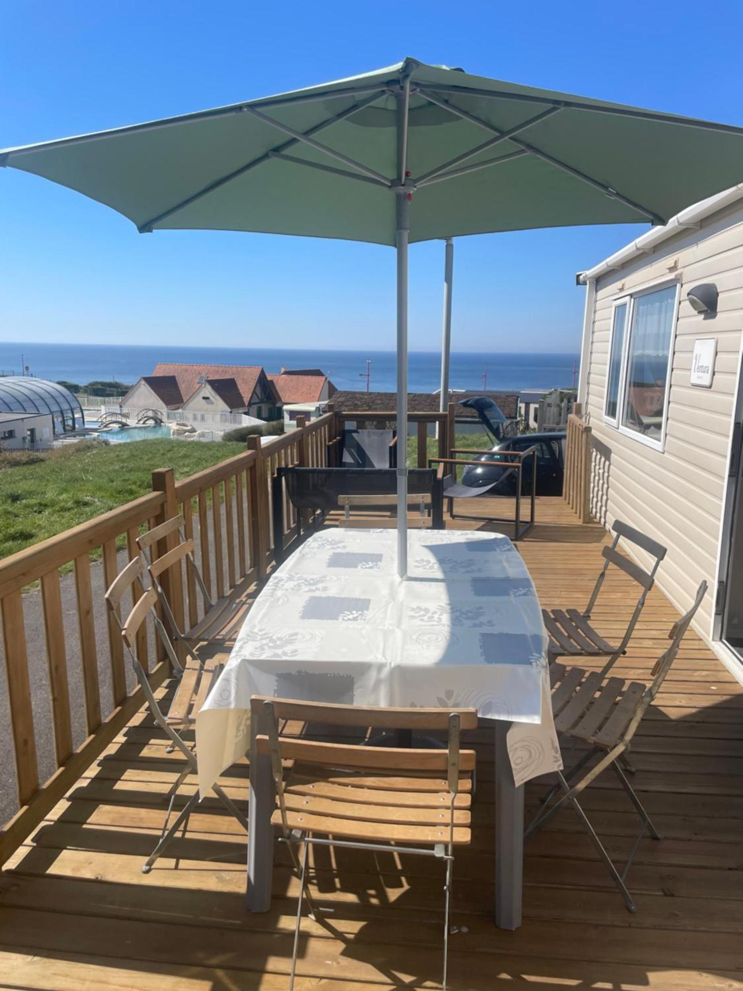 Campsite Mobil Au Bord De La Mer, Vue Sur La De La Falaise A *