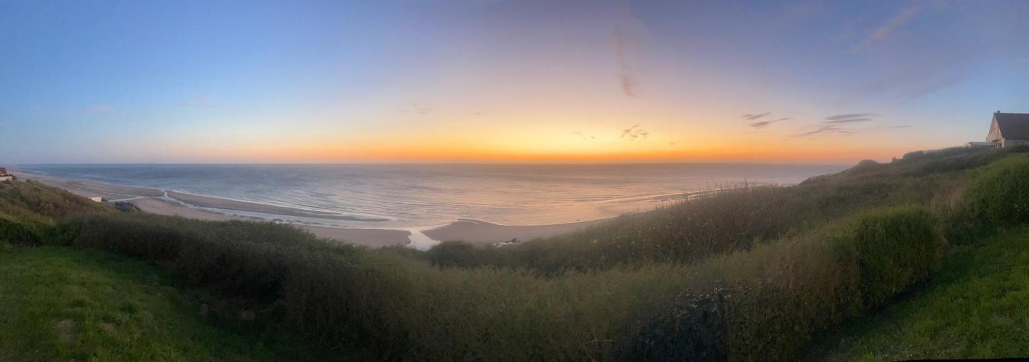 Mobil Au Bord De La Mer, Vue Sur La De La Falaise A Equihen-Plage
