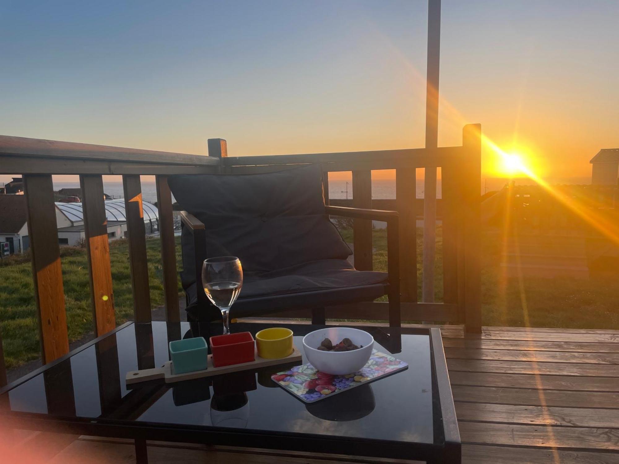 Mobil Au Bord De La Mer, Vue Sur La De La Falaise A Campsite *