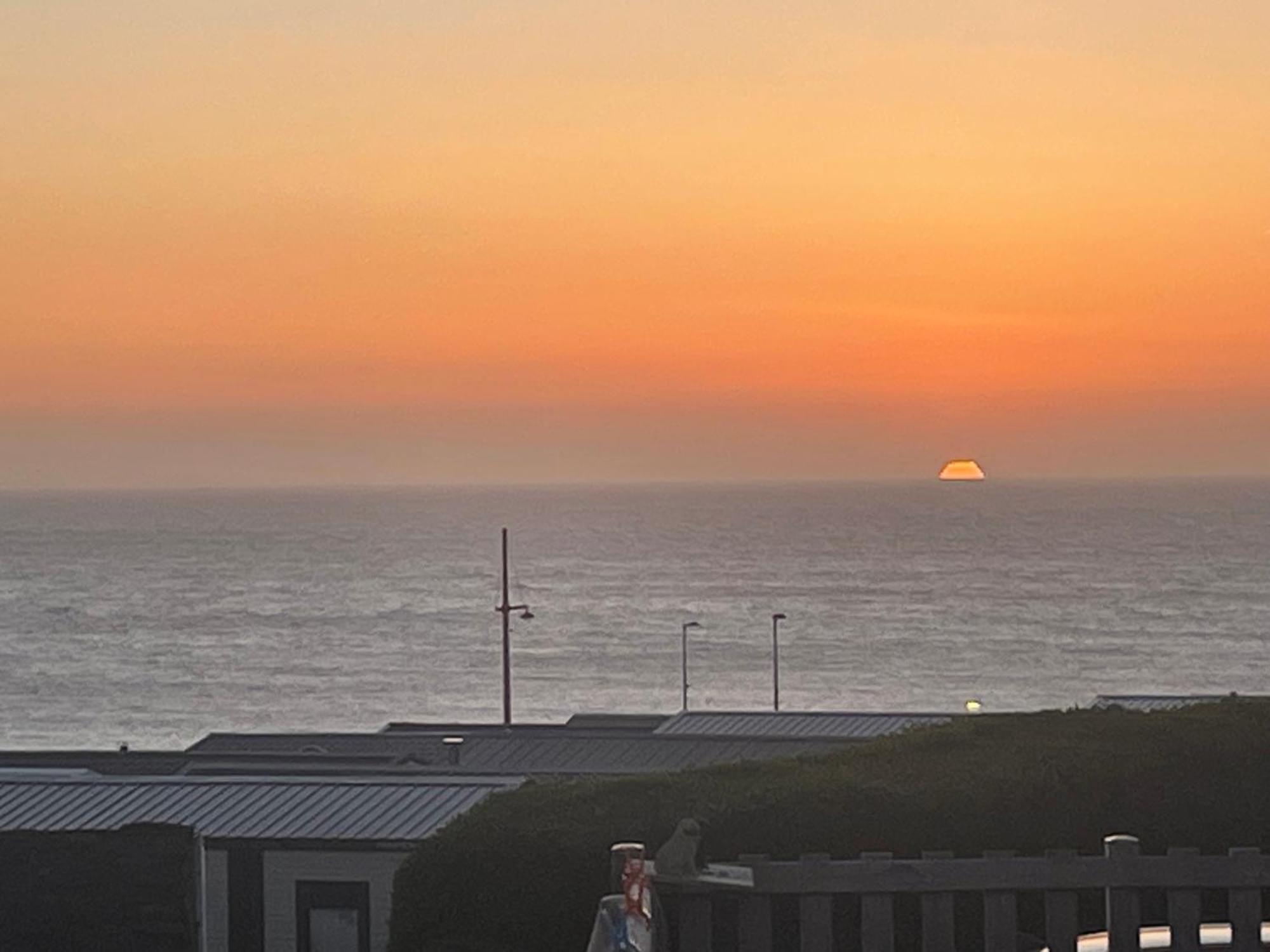 Mobil Au Bord De La Mer, Vue Sur La De La Falaise A Camping