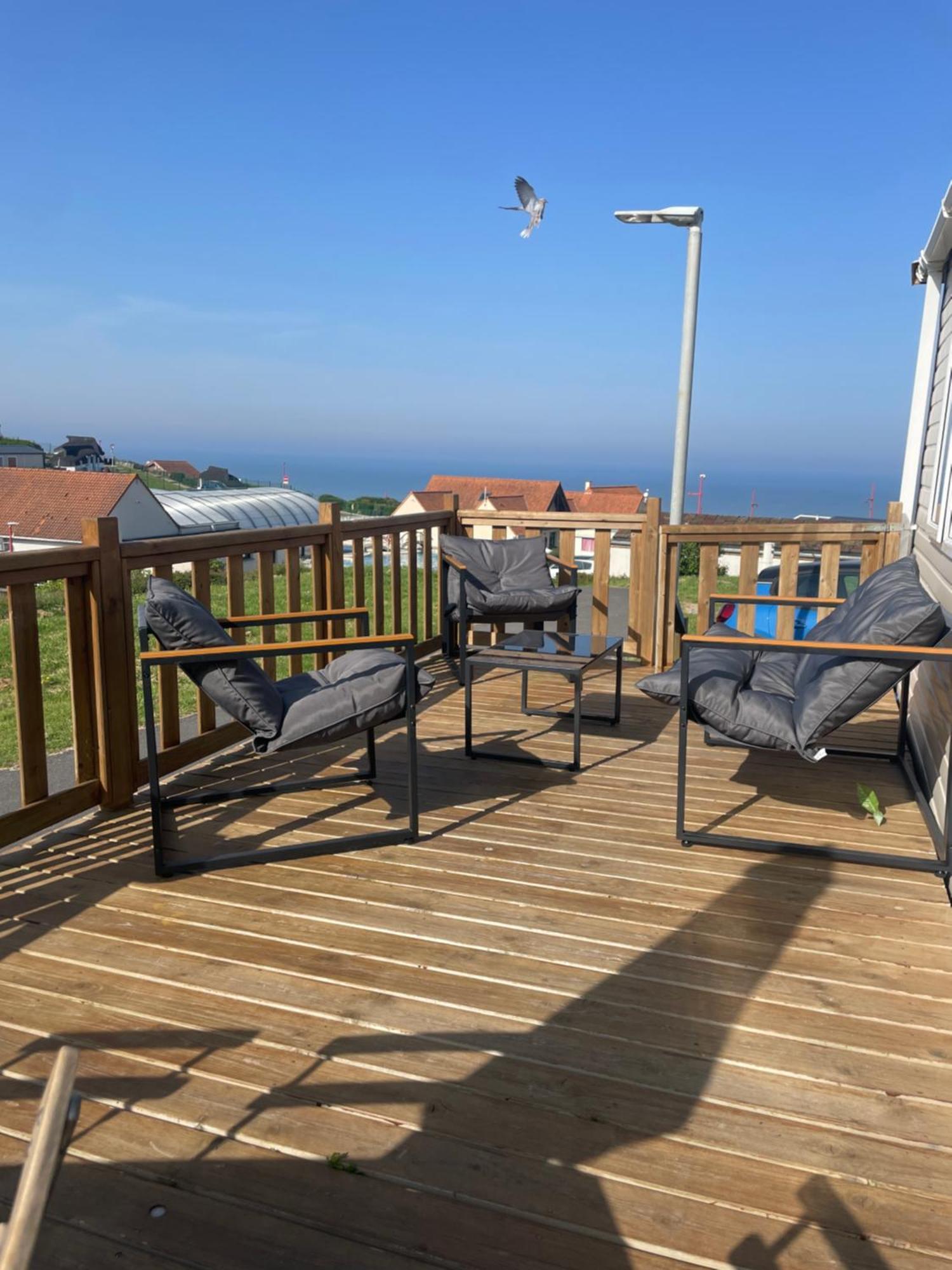 Mobil Au Bord De La Mer, Vue Sur La De La Falaise A *